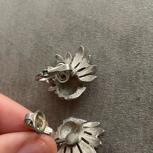 Vintage rare find Trifari Silver tone flower clip-on earrings! display picture 3
